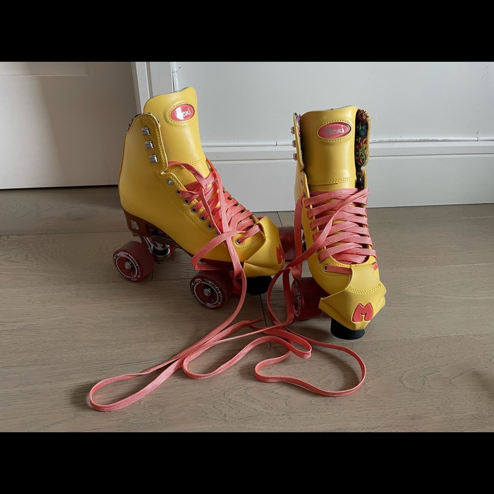 COPY - Moxi Beach Bunny Roller Skates in Strawberry Lemonade Size 5 Like New